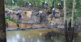 Impactante derrame de petróleo en Barrancabermeja Impactante derrame de petróleo en Barrancabermeja